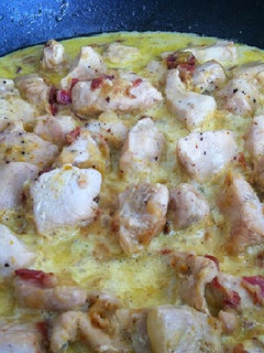 Una foto de Pollo con curry y beicon