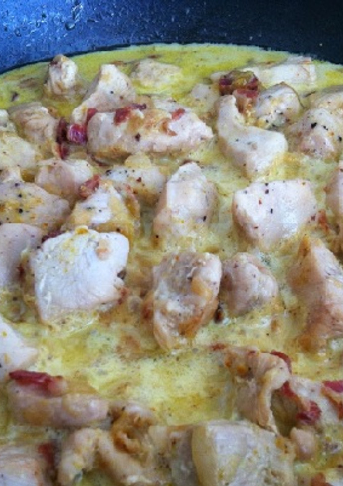 Una foto de Pollo con curry y beicon