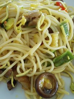 Una foto de Espaguetis con verduras y gulas al ajillo