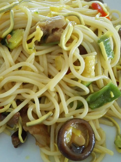 Una foto de Espaguetis con verduras y gulas al ajillo