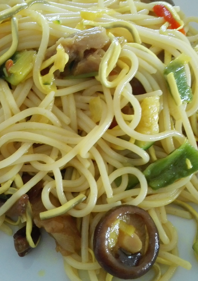 Una foto de Espaguetis con verduras y gulas al ajillo