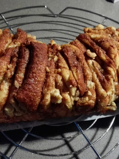 Una foto de Pan dulce con canela, azúcar moreno y nueces