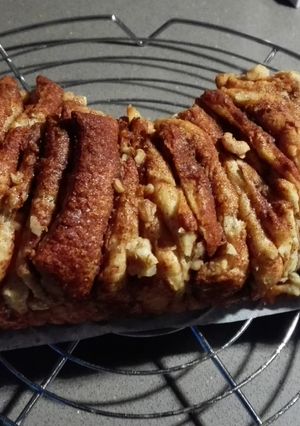 Una foto de Pan dulce con canela, azúcar moreno y nueces