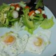 Huevos con ensalada
