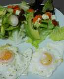 Huevos con ensalada