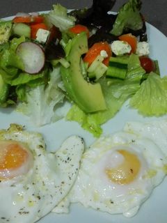 Una foto de Huevos con ensalada