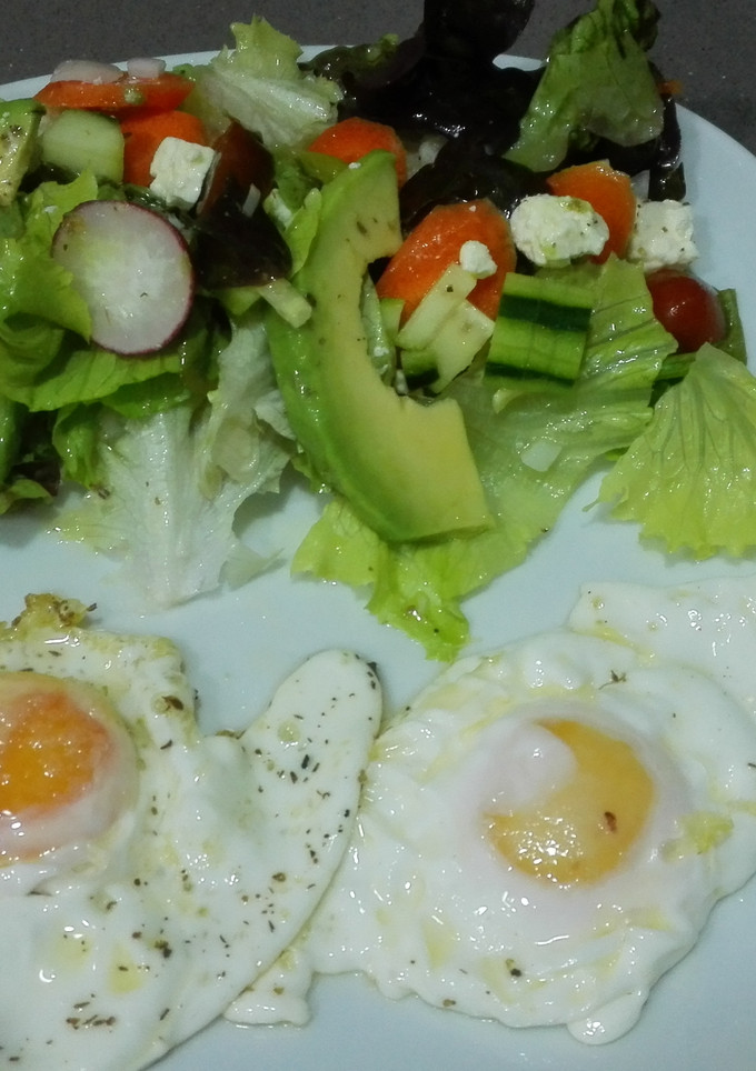 Una foto de Huevos con ensalada
