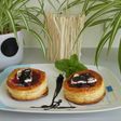 Hojaldre con cebolla caramelizada, mermelada de higos o frutos rojos, queso de cabra y reducción de vinagre de módena