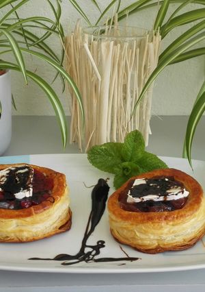 Una foto de Hojaldre con cebolla caramelizada, mermelada de higos o frutos rojos, queso de cabra y reducción de vinagre de módena
