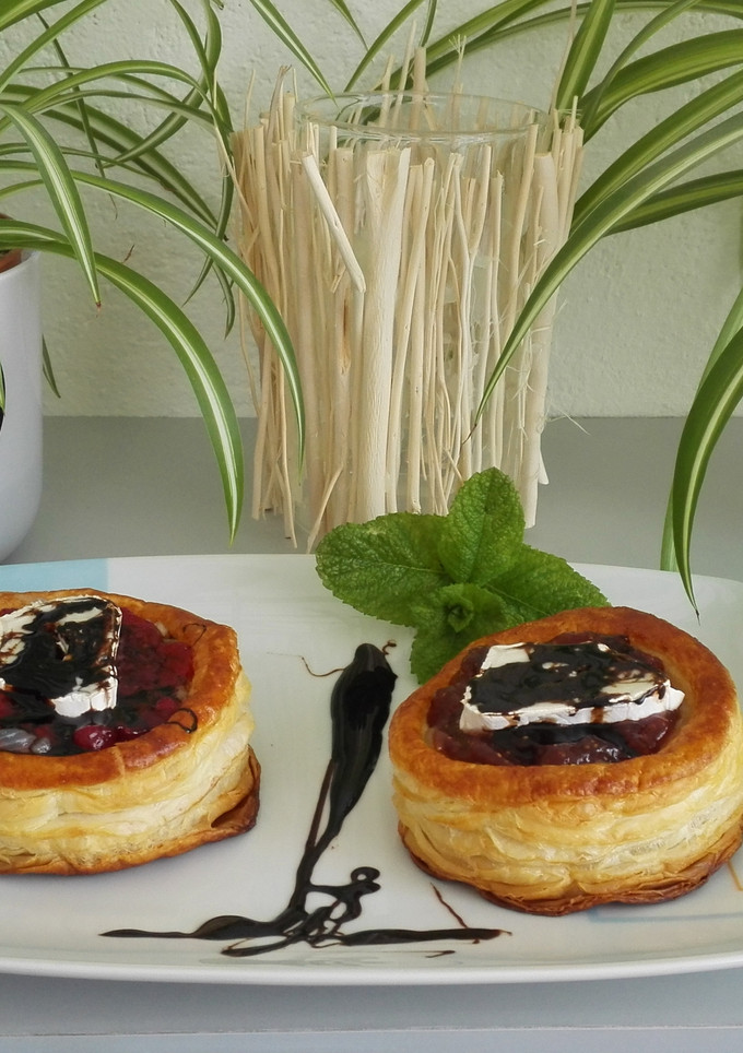 Una foto de Hojaldre con cebolla caramelizada, mermelada de higos o frutos rojos, queso de cabra y reducción de vinagre de módena