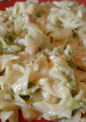 Una foto de Fideos con crema, brócoli, panceta y pollo ;)