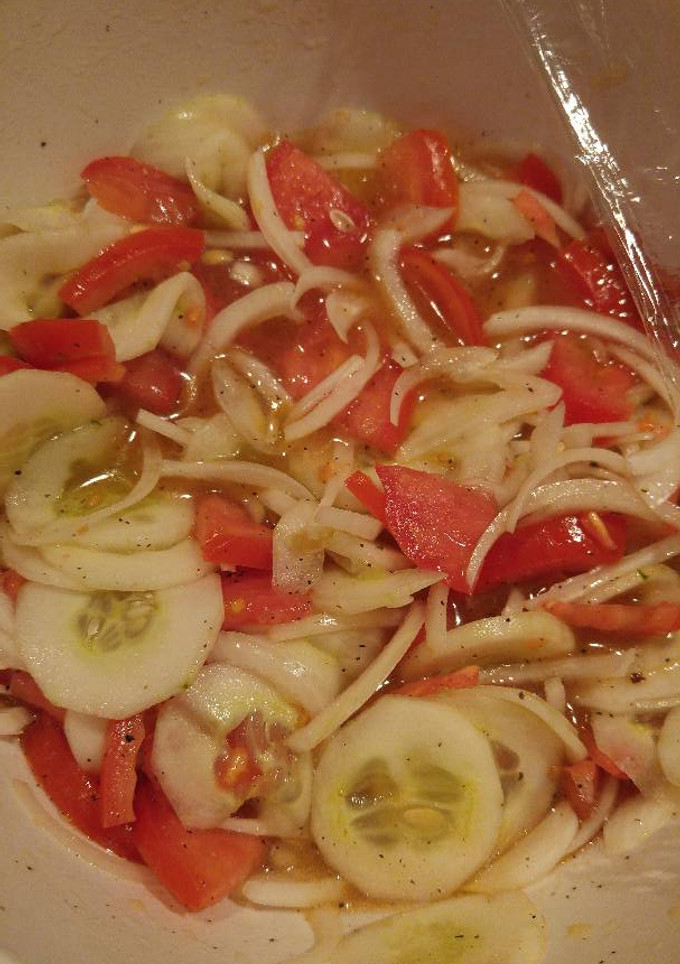 A picture of Tomato, cucumber and onion salad.
