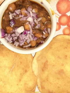 छोले पूरी (chole Poori recipe in Hindi) रेसिपी मुख्य फोटो