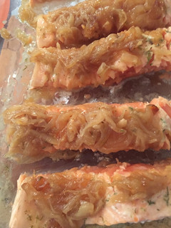 Una foto de Salmón al horno con cebolla caramelizada