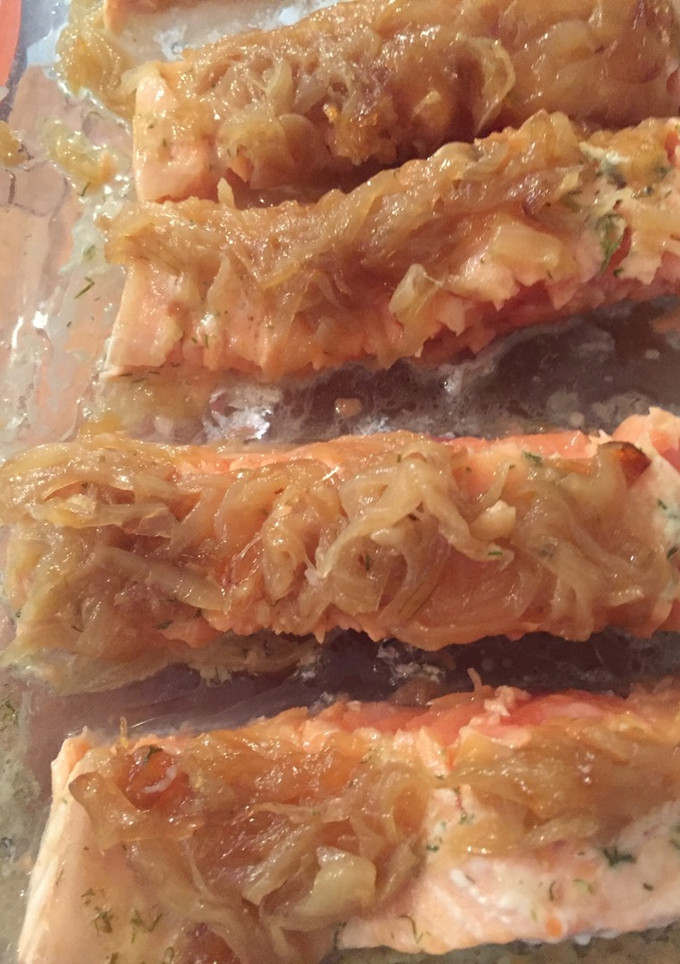 Una foto de Salmón al horno con cebolla caramelizada