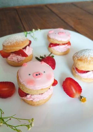 Una foto de Scones de naranja 🍊 y fresa 🍓