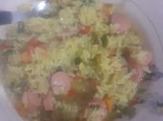 Una foto de risotto de arroz con salchicha