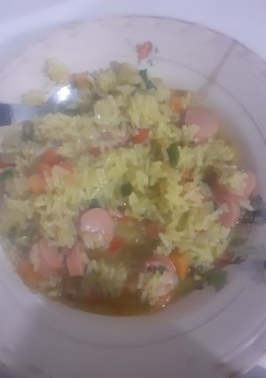 Una foto de Risotto de arroz y salchichas rápido