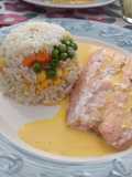 Salmón a la plancha con salsa lilí y arroz primavera