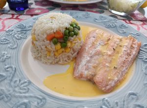 Una foto de Salmón a la plancha con salsa lilí y arroz primavera