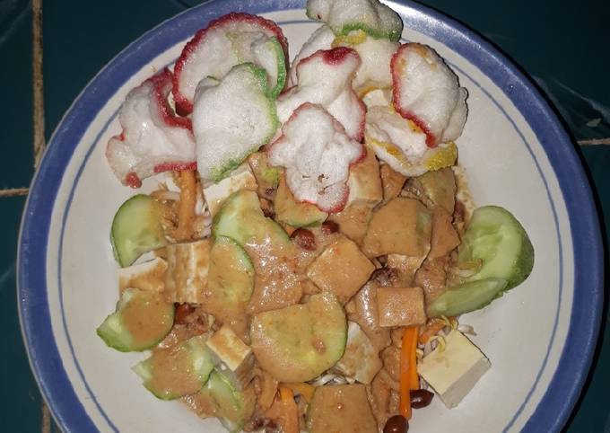 Bagaimana cara memasak Asinan sayur bumbu kacang dijamin sesuai selera