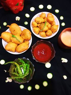 गिलकी आलू पकौड़े (gilki aloo pakode recipe in hindi) रेसिपी मुख्य फोटो