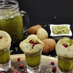 A picture of Guacamole panipuri.