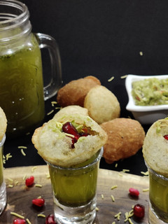 A picture of Guacamole panipuri.