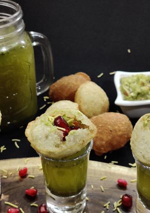 A picture of Guacamole panipuri.
