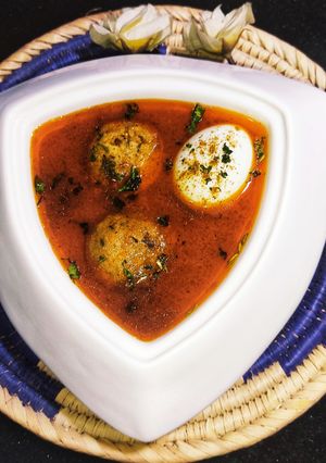 A picture of Green Masala Chicken Meatballs With Boiled Eggs.
