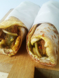 Una foto de Kathi roll de pollo (chicken frankie), comida india callejera