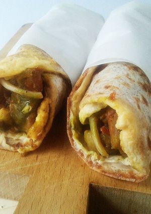 Una foto de Kathi roll de pollo (chicken frankie), comida india callejera