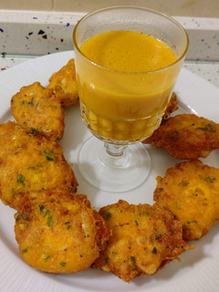 Una foto de Tortillitas de camarones y crema de calabaza