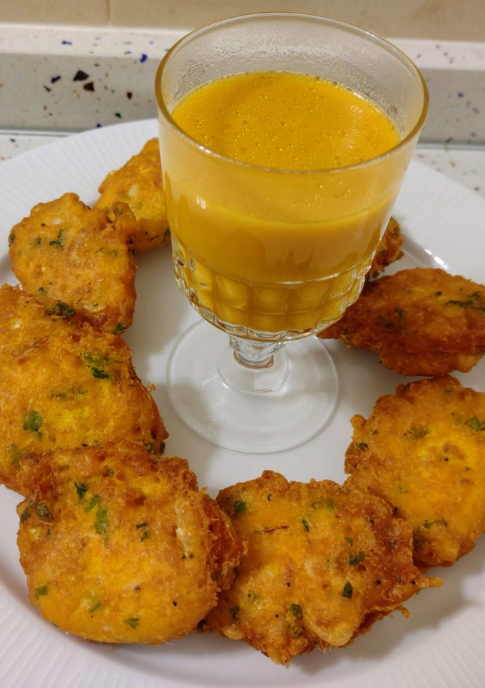 Una foto de Tortillitas de camarones y crema de calabaza