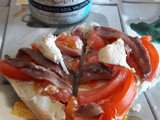 Tosta de queso azul con tomate y anchoas