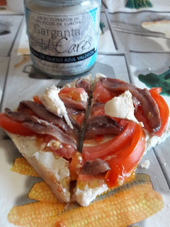 Una foto de Tosta de queso azul con tomate y anchoas