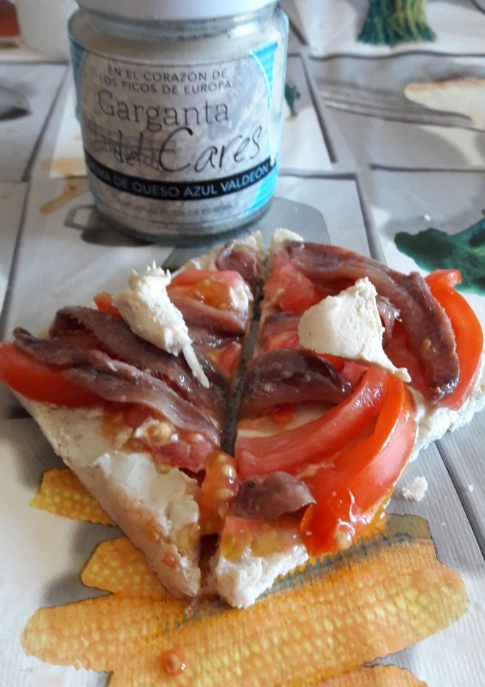 Una foto de Tosta de queso azul con tomate y anchoas