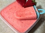 Una foto de receta de postre con frutillas y crema