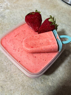 Una foto de 🍧🍧Helado casero de frutilla y durazno 🍑 🍓