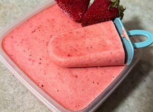 Una foto de 🍧🍧Helado casero de frutilla y durazno 🍑 🍓