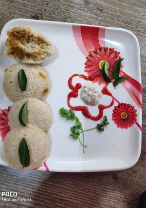 ओट्स पनीर स्टफ्ड इडली (Oats paneer stuffed idli recipe in Hindi) रेसिपी मुख्य फोटो
