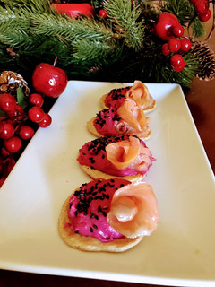 Una foto de Blinis de espelta con hummus de remolacha y salmón ahumado (realfood)
