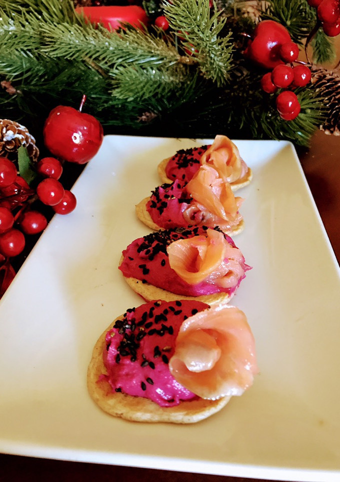 Una foto de Blinis de espelta con hummus de remolacha y salmón ahumado (realfood)
