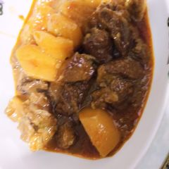 A picture of Aloo gosht.