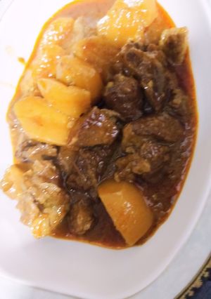 A picture of Aloo gosht.