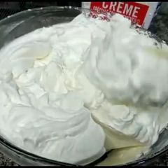 A picture of Whipped cream.