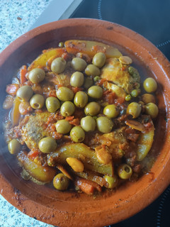 Una foto de Tajine de pollo con verduras