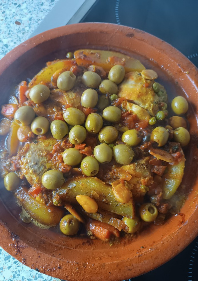 Una foto de Tajine de pollo con verduras