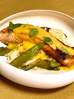 Una foto de Salmón estilo thai con salsa de mango y coco