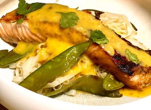 Foto principal de Salmón estilo thai con salsa de mango y coco
